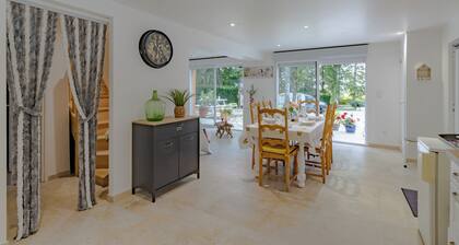 The Villa du Mas des Chênes with pool: the art of living in Périgord