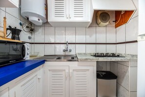 冷蔵庫、電子レンジ、オーブン、コンロ