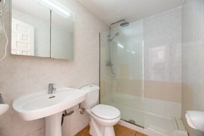 Ducha, secador de pelo y toallas