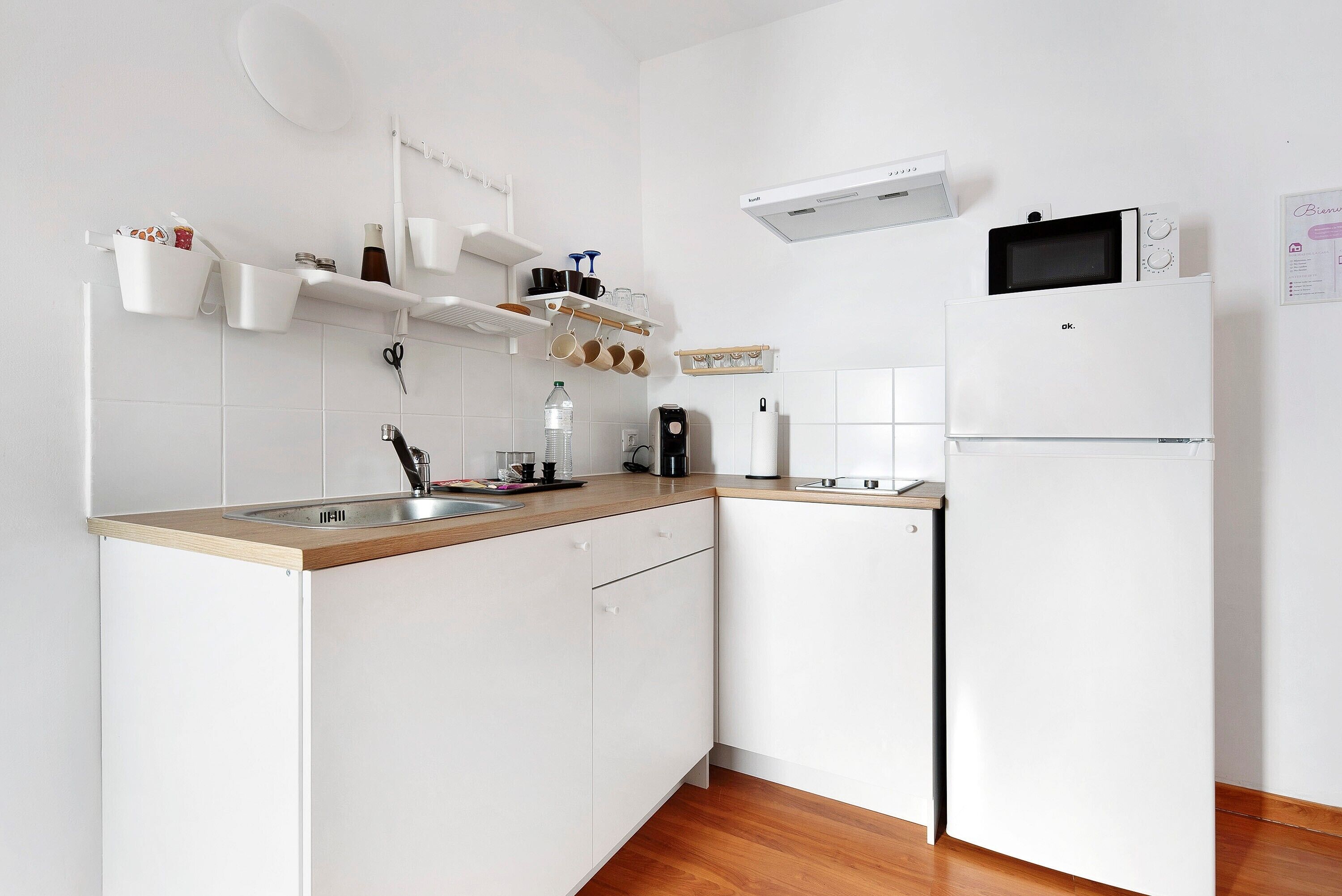 Een koelkast, een magnetron, een kookplaat