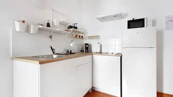 Een koelkast, een magnetron, een kookplaat