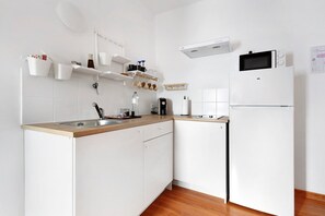 Jääkaappi, mikroaaltouuni, liesi, kahvin-/teenkeitin