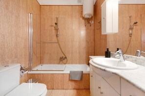 Douche, sèche-cheveux, serviettes fournies