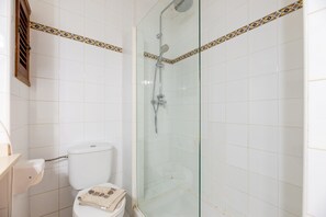 Ducha, secador de pelo, toallas