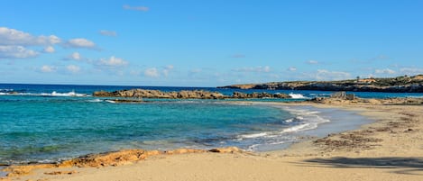 Una spiaggia nelle vicinanze