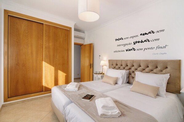 2 bedrooms, iron/ironing board, free WiFi, bed sheets - Villa 'Casa Mar-a-vila' with Private Terrace, Wi-Fi and Air Conditioning (Olhão)