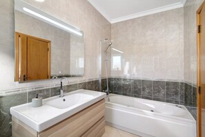 Douche, sèche-cheveux, serviettes fournies