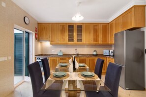 Fridge, microwave, oven, stovetop - Villa 'Casa Mar-a-vila' with Private Terrace, Wi-Fi and Air Conditioning (Olhão)