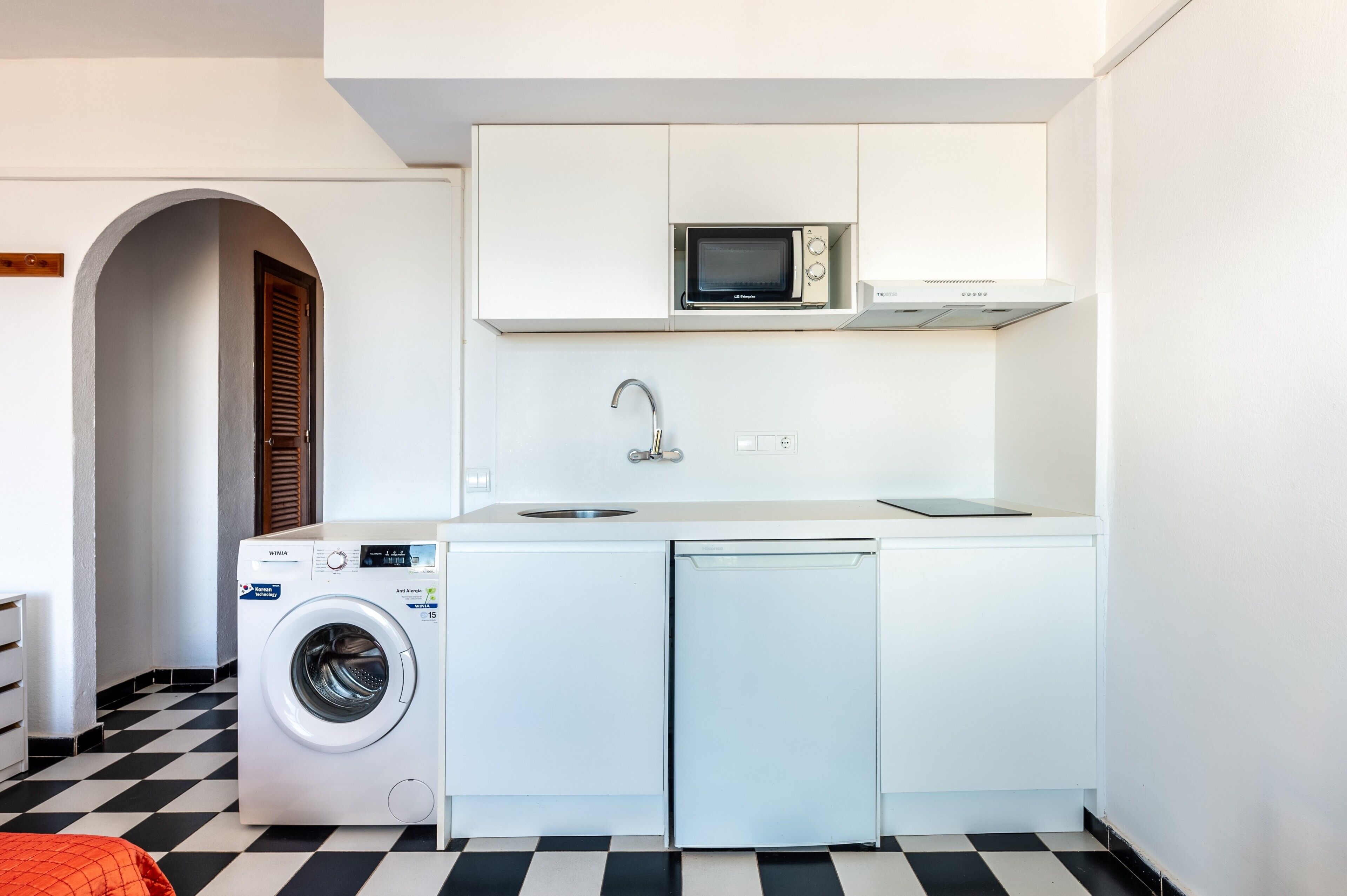 Een koelkast, een magnetron, een oven, een kookplaat