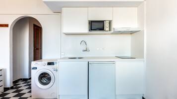 Een koelkast, een magnetron, een oven, een kookplaat