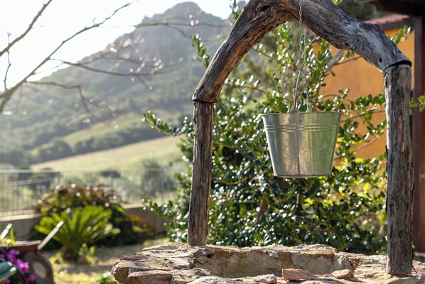 Property grounds - Holiday Home 'Casa Michela' with Private Garden and Wi-Fi (Viddalba)