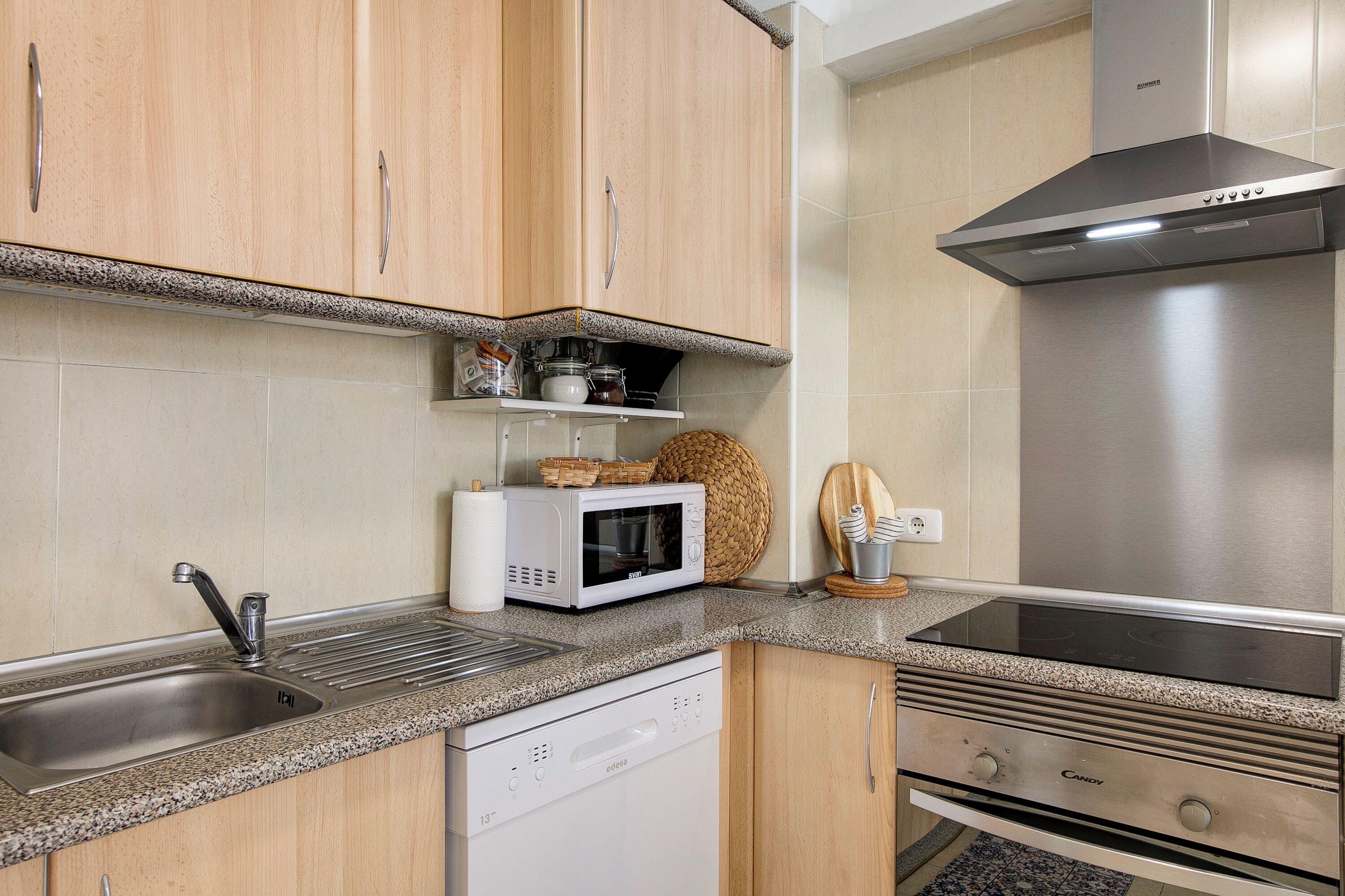 Frigorífic, microones, forn i placa de cuina 