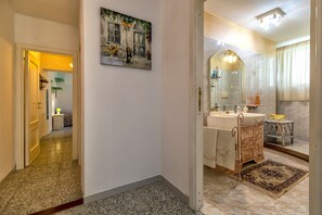 Bruser, hårtørrer, håndklæder