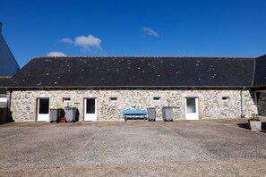 Exterior - Cottage "Gite Triskel" with Private Terrace, Shared Garden & Wi-Fi (Cast)