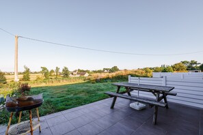 Outdoor dining - Cottage "Gite Triskel" with Private Terrace, Shared Garden & Wi-Fi (Cast)