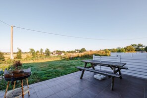 Outdoor dining - Cottage "Gite Triskel" with Private Terrace, Shared Garden & Wi-Fi (Cast)