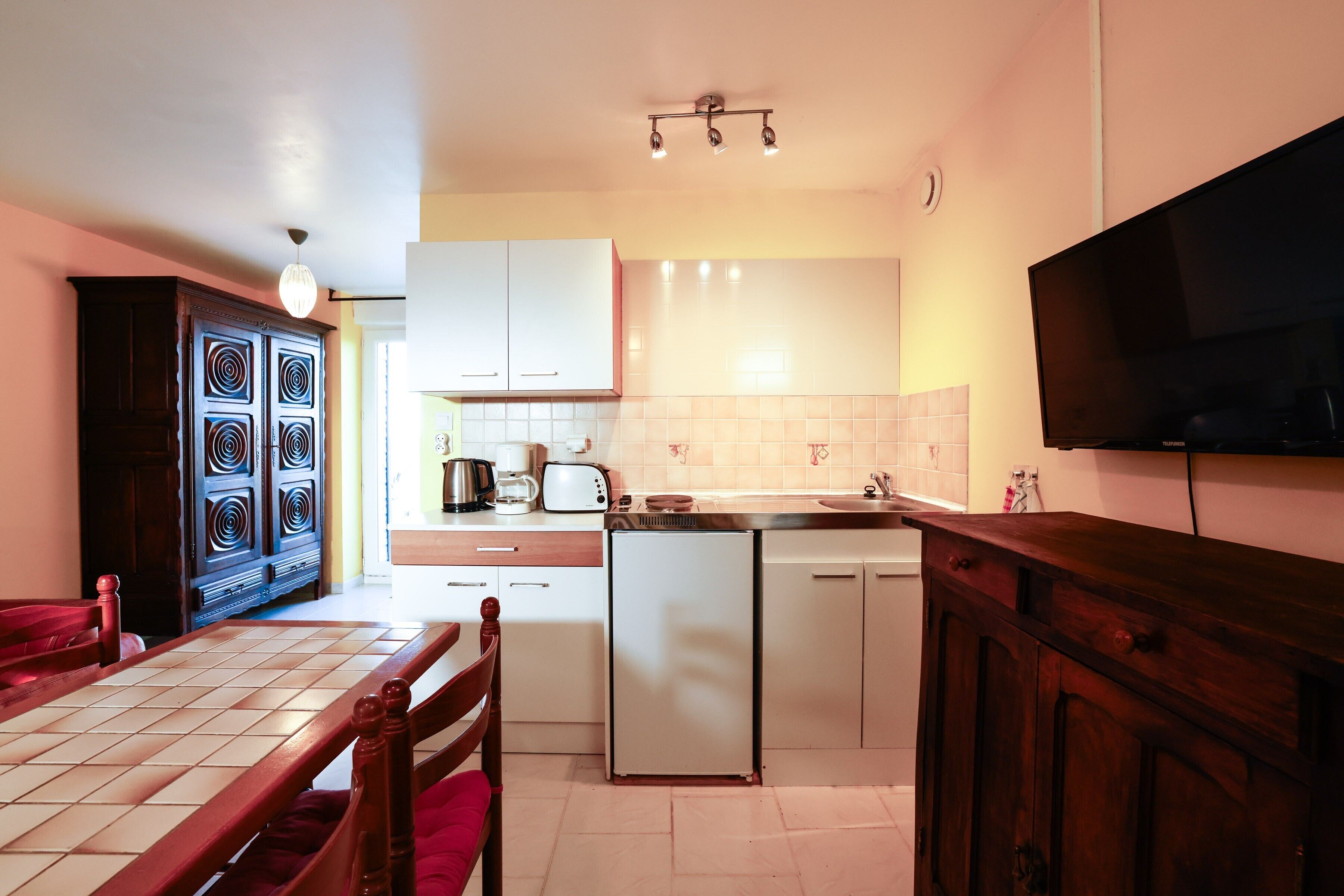 Fridge, microwave, stovetop, coffee/tea maker