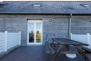 Outdoor dining - Cottage 'Gite Penn Ar Bed' with Private Terrace, Shared Garden and Wi-Fi (Cast)