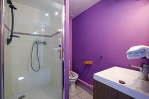 Shower, towels - Cottage 'Gite Penn Ar Bed' with Private Terrace, Shared Garden and Wi-Fi (Cast)