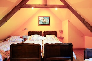 1 bedroom, free WiFi, bed sheets - Cottage 'Gite Penn Ar Bed' with Private Terrace, Shared Garden and Wi-Fi (Cast)