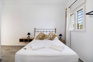 4 bedrooms, iron/ironing board, free WiFi, bed sheets