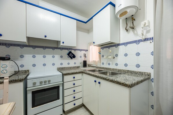 Fridge, microwave, oven, stovetop - Apartment 'Apartamento Los Hermanos' with Wi-Fi and Air Conditioning (Es Pujols)