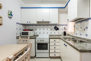 Fridge, microwave, oven, stovetop - Apartment 'Apartamento Los Hermanos' with Wi-Fi and Air Conditioning (Es Pujols)