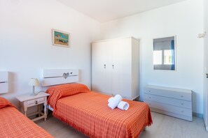2 bedrooms, free WiFi, bed sheets - Apartment 'Apartamento Los Hermanos' with Wi-Fi and Air Conditioning (Es Pujols)