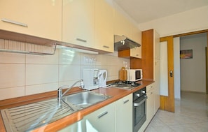 Fridge, oven, stovetop, coffee/tea maker