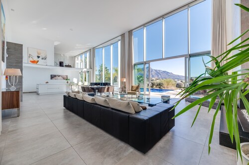 Villa 'Maria' Benahavis with Private Pool, Wi-Fi and Air Conditioning