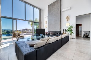 Télévision, cheminée