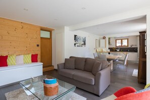 TV, DVD player - Apartment "La Tour 74" with Mountain Views, Private Terrace, and Wi-Fi (Thônes)
