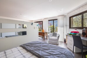 1 bedroom, iron/ironing board, free WiFi, bed sheets - Apartment "La Tour 74" with Mountain Views, Private Terrace, and Wi-Fi (Thônes)