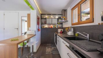 Réfrigérateur, micro-ondes, four, plaque de cuisson