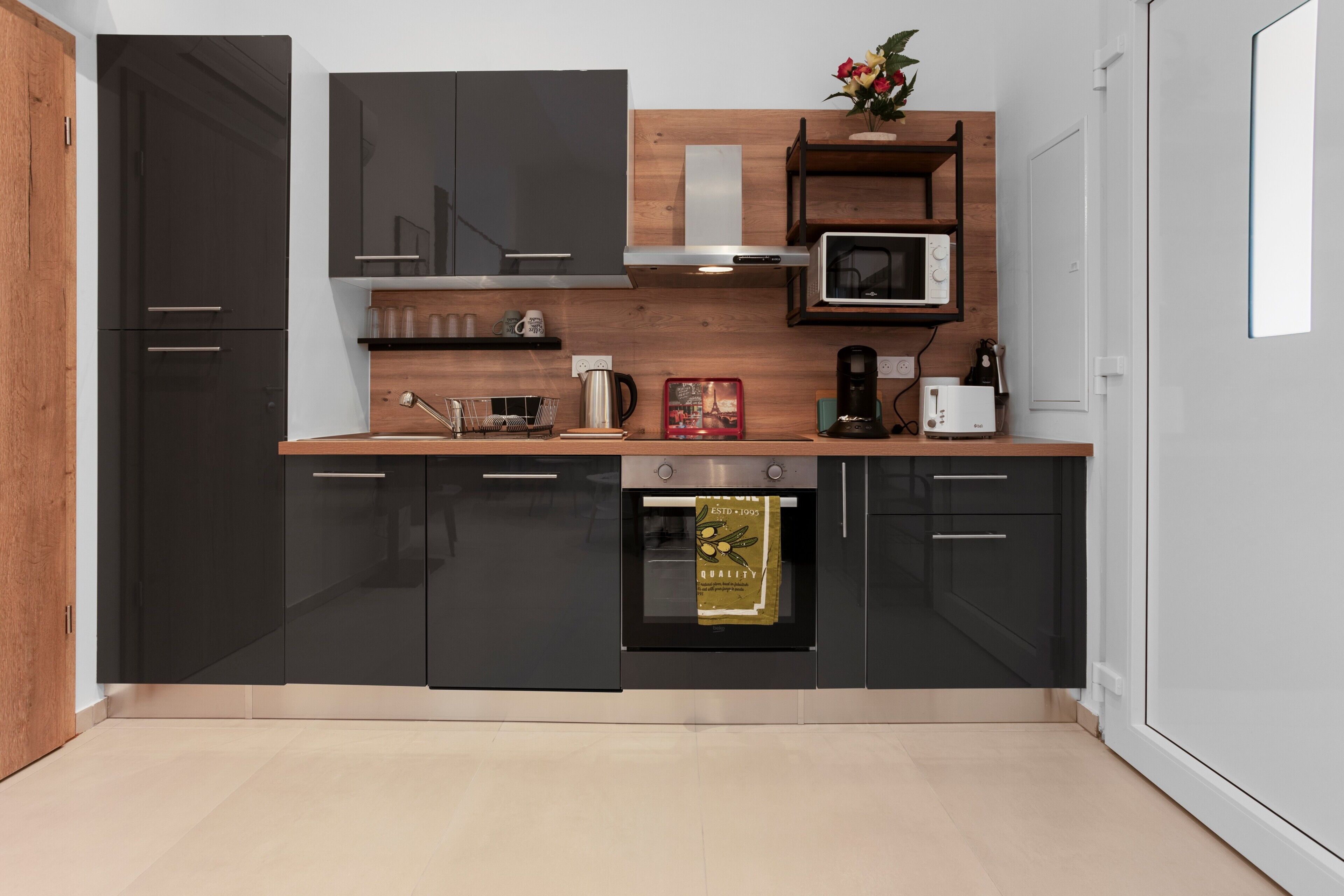 Geladeira, micro-ondas, fogão, cooktop