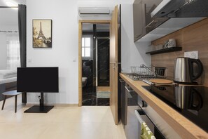 Een koelkast, een microgolfoven, een oven, een kookplaat