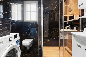 Shower, hair dryer, towels - Apartment 'La Casa 177 - 1' with Balcony, Wi-Fi and Air Conditioning (Fréjus)