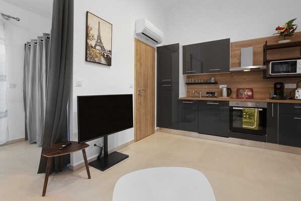 ثلاجة، ميكروويف، فرن، موقد طهي مسطح