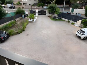 المنطقة المحيطة بالمنشأة