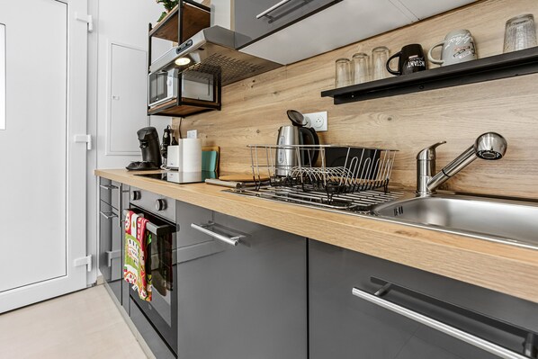 Réfrigérateur, micro-ondes, four, plaque de cuisson