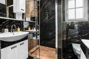 Dusche, Haartrockner, Handtücher
