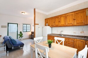 Interior - Holiday Home 'La Asomadita' with Sea View, Private Terrace and Wi-Fi (Mocanal)