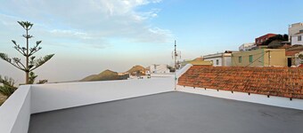Holiday Home 'La Asomadita' with Sea View, Private Terrace and Wi-Fi