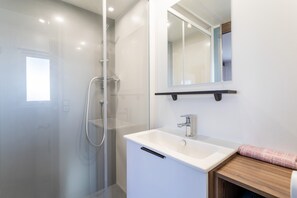 Shower, hair dryer, towels - MobileHome Soleia Sea View Mar Estang Siblu Village 4* AC 7 Guests Private Parking Beach Access (Canet-en-Roussillon)