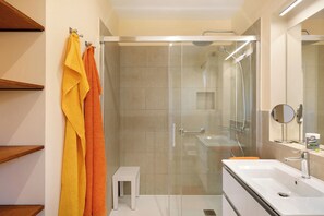 Een douche, een haardroger, handdoeken