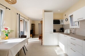 Fridge, microwave, stovetop, coffee/tea maker