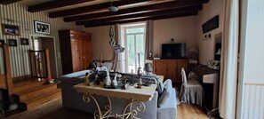 Una televisión, una chimenea