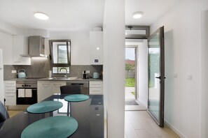 Frigorifero, forno, piano cottura, lavastoviglie