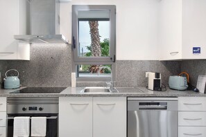 Refrigerador, horno, parrilla de estufa y lavavajillas 