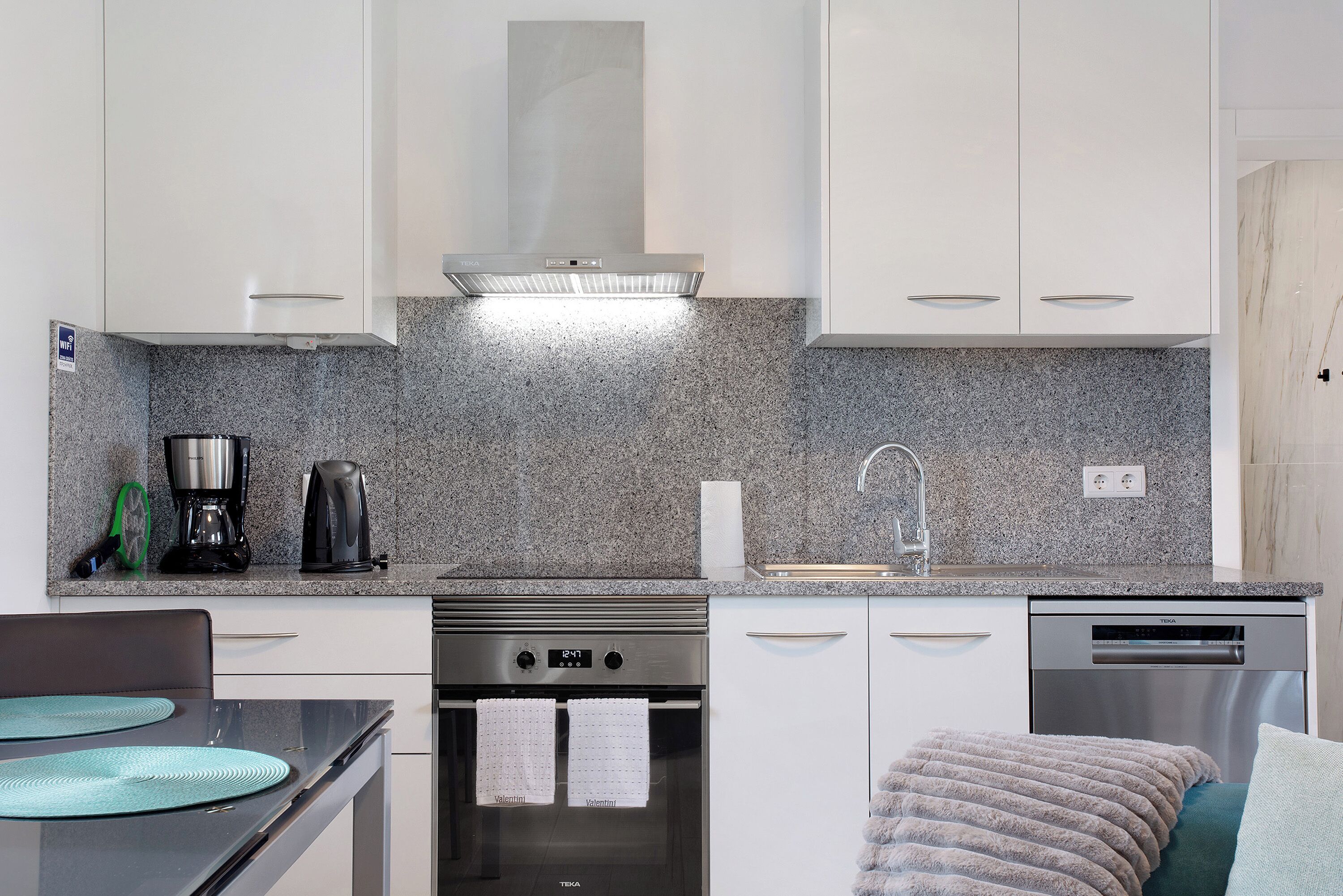 Een koelkast, een oven, een kookplaat, een vaatwasser